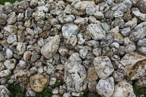 Kamenclub.ru: Кварцевый валунчик фр.100-300 мм.  купить в Воронеже кварц белый, бежевый молочный рыжий крупный природный камень галечник 7850 руб/т   фото КАМЕНЬ КЛУБ