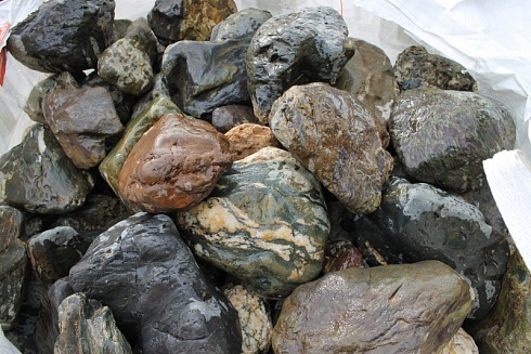 Kamenclub.ru: Ландшафтные валунчики фр.100-500 мм.  купить в Воронеже крупный природный камень серый, темно-серый, светло-серый речной валун крупный 4800 руб/т   фото КАМЕНЬ КЛУБ
