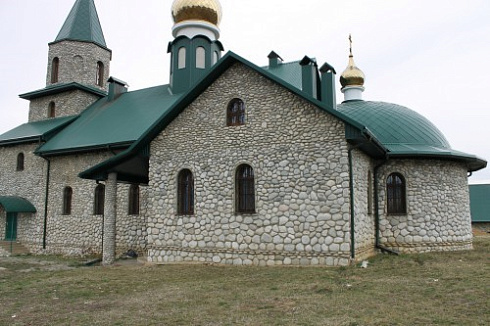 Kamenclub.ru: Галька речная плоская (бело-серая) фр. 100-200-300 мм. купить  в Воронеже галька речная плоская серый, белый, бело-серый, серо-белый речная галька плоская  9000 руб/т   фото КАМЕНЬ КЛУБ