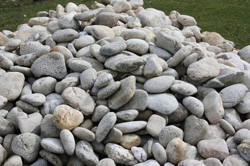 Kamenclub.ru: Бело-серый валунчик фр.100-300 мм.  купить в Воронеже крупный камень для ландшафта серый, белый бело-серый валун крупная галька 4500 руб/т   фото КАМЕНЬ КЛУБ