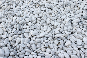 Kamenclub.ru: Мраморная крошка (щебень галтованный белый) фр.10-20 мм.  купить в Воронеже мрамор белый, молочный, айвори окатанный округлый декоративный ландшафтный щебень 17000 руб/т   фото КАМЕНЬ КЛУБ