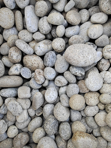 Kamenclub.ru: Галька речная окат (серо-белая) фр. 70-120 мм купить  в Воронеже галька галечник бело-серая, серо-белая, серая, белая речная природная галька  8000 руб/т   фото КАМЕНЬ КЛУБ