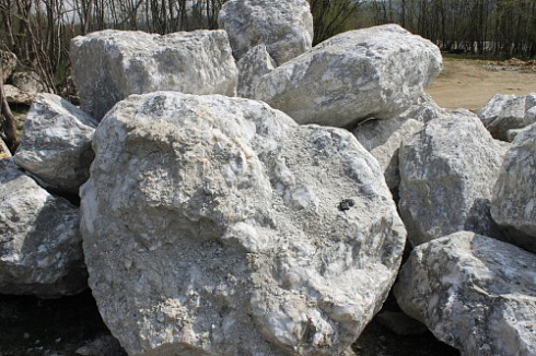 Kamenclub.ru: Мраморизированный известняк фр.500-1500 мм.  купить в Воронеже    10000 руб/т   фото КАМЕНЬ КЛУБ