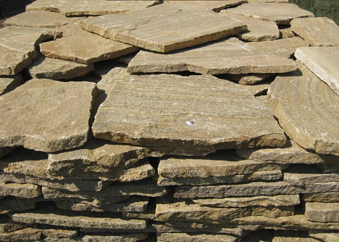 Kamenclub.ru: Песчаник пластушка желтый с рисунком (3 см)  купить в Воронеже песчаник желтый с рисунком, рыжий, желтый песчаник пластушка ландшафтная рваная 8 500 руб/м3   фото КАМЕНЬ КЛУБ