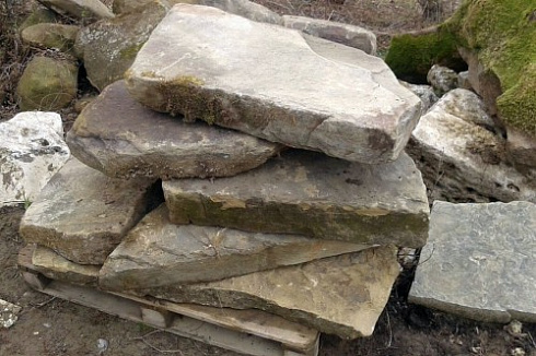 Kamenclub.ru: Песчаник плиты - плахи - пошаговые дорожки (фр. 70-150 мм)  купить в Воронеже песчаник серый бежевый желтый зеленый колотый песчаник строительный 6500 руб/т   фото КАМЕНЬ КЛУБ