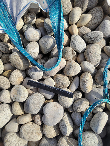 Kamenclub.ru: Галька речная окат (серо-белая) фр. 70-120 мм купить  в Воронеже галька галечник бело-серая, серо-белая, серая, белая речная природная галька  8000 руб/т   фото КАМЕНЬ КЛУБ