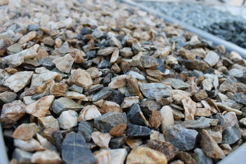 Kamenclub.ru: Мраморная крошка (щебень крошка медовый), фр. 10-20 мм.  купить в Воронеже песчаник бежевый, серый каменная ландшафтная крошка  12000 руб/т   фото КАМЕНЬ КЛУБ