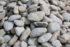 Kamenclub.ru: Бело-серый валунчик фр.100-300 мм.  купить в Воронеже крупный камень для ландшафта серый, белый бело-серый валун крупная галька 4500 руб/т   фото КАМЕНЬ КЛУБ