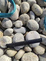 Kamenclub.ru: Галька речная окат (серо-белая) фр. 70-120 мм купить  в Воронеже галька галечник бело-серая, серо-белая, серая, белая речная природная галька  8000 руб/т   фото КАМЕНЬ КЛУБ