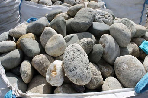 Kamenclub.ru: Речной валун (Ассорти) фр.100-300 мм.  купить в Воронеже галечник серый, темно-серый, светло-серый речная галька крупных размеров 4200 руб/т   фото КАМЕНЬ КЛУБ