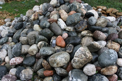 Kamenclub.ru: Ландшафтные валунчики фр.100-500 мм.  купить в Воронеже крупный природный камень серый, темно-серый, светло-серый речной валун крупный 4800 руб/т   фото КАМЕНЬ КЛУБ