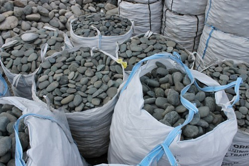 Kamenclub.ru: Темно-серый валунчик фр.100-300 мм.  купить в Воронеже крупный природный камень серый, темно-серый, светло-серый речная галька большого размера окатанная 4500 руб/т   фото КАМЕНЬ КЛУБ