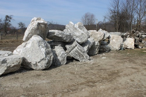 Kamenclub.ru: Мраморизированный известняк фр.500-1500 мм.  купить в Воронеже    10000 руб/т   фото КАМЕНЬ КЛУБ