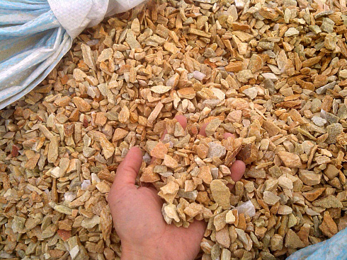 Kamenclub.ru: Щебень крошка желтый (ЗЛАТОЛИТ) фр. 10-20 мм.  купить в Воронеже златолит бежевый, золотистый, желтый каменная декоративная крошка щебня златолита 10800 руб/т   фото КАМЕНЬ КЛУБ