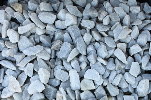 Kamenclub.ru: Мраморная крошка, щебень, цвет-белый, фр. 3-5 мм.  купить в Воронеже мрамор белый молочный бежевый мрамор колотый 11500 руб/т   фото КАМЕНЬ КЛУБ