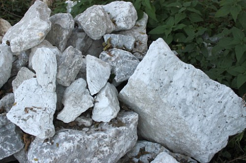 Kamenclub.ru: Мраморизированный известняк фр. 100-500 мм.  купить в Воронеже известняк серый белый темно-серый сероватый валун природного образования окатанный 10500 руб/т   фото КАМЕНЬ КЛУБ