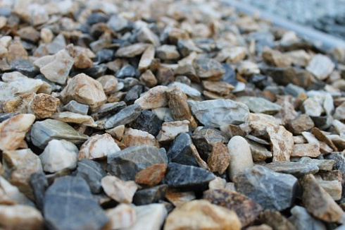 Kamenclub.ru: Мраморная крошка (щебень крошка медовый), фр. 10-20 мм.  купить в Воронеже песчаник бежевый, серый каменная ландшафтная крошка  12000 руб/т   фото КАМЕНЬ КЛУБ