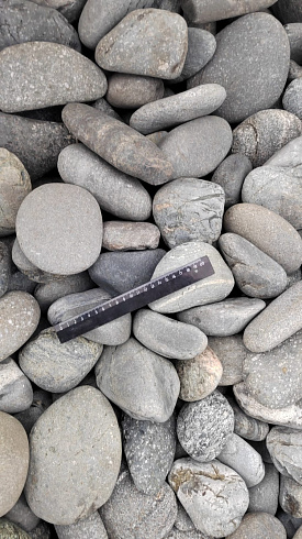 Kamenclub.ru: Галька речная окат (темно-серая) фр. 70-150 мм. купить  в Воронеже галька речная темно-серая, синяя, серая речная галька округлая  8000 руб/т   фото КАМЕНЬ КЛУБ