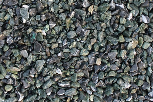 Kamenclub.ru: Мраморная крошка (щебень галтованный микс:зеленый-черный) фр.10-20 мм.  купить в Воронеже мрамор зеленый, черный декоративные ландшафтные окатанные округлые камни щебня 14500 руб/т   фото КАМЕНЬ КЛУБ