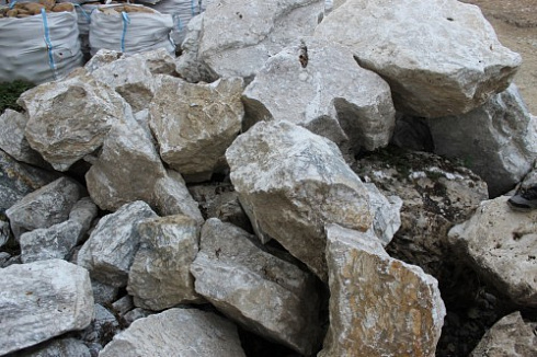 Kamenclub.ru: Мраморизированный известняк фр. 100-500 мм.  купить в Воронеже известняк серый белый темно-серый сероватый валун природного образования окатанный 10500 руб/т   фото КАМЕНЬ КЛУБ