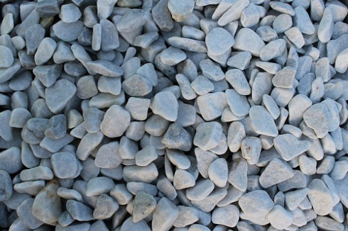 Kamenclub.ru: Мраморная крошка (щебень галтованный белый), фр.20-40 мм.  купить в Воронеже мрамор белый бежевый молочный мраморный щебень декоративный 17000 руб/т   фото КАМЕНЬ КЛУБ