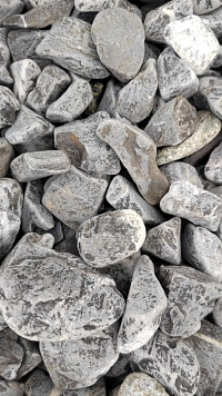 Kamenclub.ru: Щебень галтованный черный (мрамор) фр.40-70 мм.  купить в Воронеже мрамор черный с белыми прожилками, черный, белый щебень галтованный округлый 13500 руб/т   фото КАМЕНЬ КЛУБ