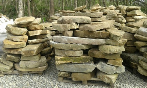 Kamenclub.ru: Песчаник плиты - плахи - пошаговые дорожки (фр. 70-150 мм)  купить в Воронеже песчаник серый бежевый желтый зеленый колотый песчаник строительный 6500 руб/т   фото КАМЕНЬ КЛУБ