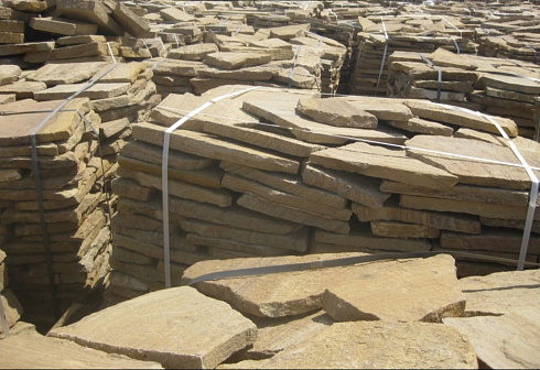 Kamenclub.ru: Песчаник пластушка желтый с рисунком (3 см)  купить в Воронеже песчаник желтый с рисунком, рыжий, желтый песчаник пластушка ландшафтная рваная 8 500 руб/м3   фото КАМЕНЬ КЛУБ