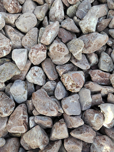 Kamenclub.ru: Мраморная крошка (щебень галтованный розовый) фр.10-20 мм.  купить в Воронеже мрамор розовый, красный ландшафтный декоративный окатанный округлый щебень 15000 руб/т   фото КАМЕНЬ КЛУБ