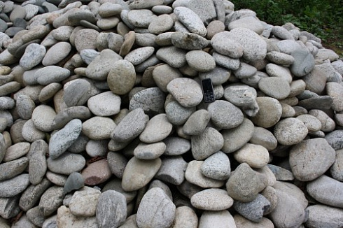 Kamenclub.ru: Галька речная плоская (бело-серая) фр. 100-200-300 мм. купить  в Воронеже галька речная плоская серый, белый, бело-серый, серо-белый речная галька плоская  9000 руб/т   фото КАМЕНЬ КЛУБ