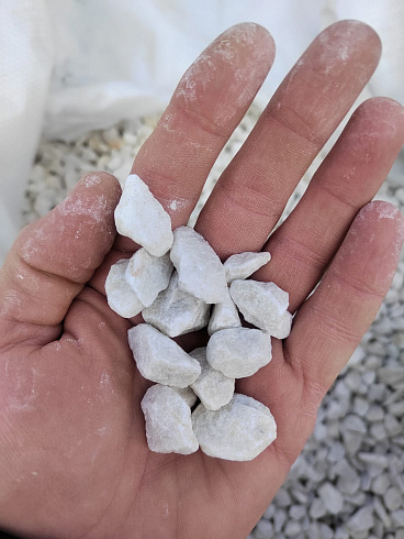 Kamenclub.ru: Мраморная крошка, щебень, цвет-белый, фр. 10-20 мм.  купить в Воронеже мрамор белый, молочный айвори каменная ландшафтная декоративная крошка шебня 12000 руб/т   фото КАМЕНЬ КЛУБ