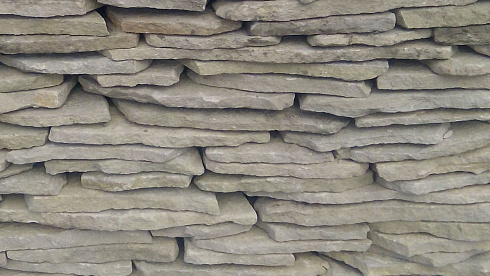 Kamenclub.ru: Песчаник пластушка светло-серый (2,0 см)  купить в Воронеже плитняк- ластушка светло-серый, серый рваный ландшафтный плитняк колотый 13800 руб/м3   фото КАМЕНЬ КЛУБ