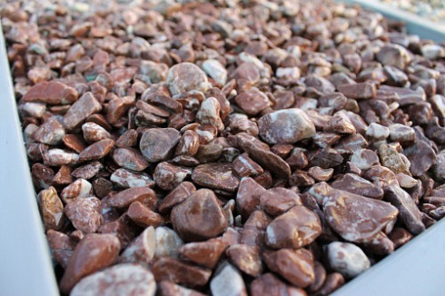 Kamenclub.ru: Мраморная крошка (щебень галтованный розовый) фр.10-20 мм.  купить в Воронеже мрамор розовый, красный ландшафтный декоративный окатанный округлый щебень 15000 руб/т   фото КАМЕНЬ КЛУБ