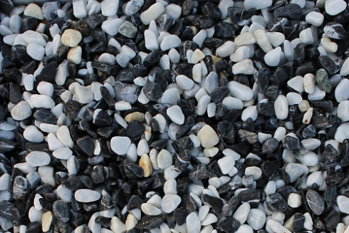 Kamenclub.ru: Мраморная крошка (щебень крошка микс : белый-черный-розовый) фр. 5-10 мм.  купить в Воронеже мрамор белый, черный, розовый, разноцветный микс декоративная мраморная каменная крошка 12000 руб/т   фото КАМЕНЬ КЛУБ