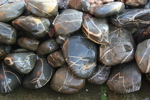 Kamenclub.ru: Валунчик Паутинник фр.100-300 мм  купить в Воронеже крупный природный камень галечник темно-серый с прожилками белый черный речной валунчик 5000 руб/т   фото КАМЕНЬ КЛУБ