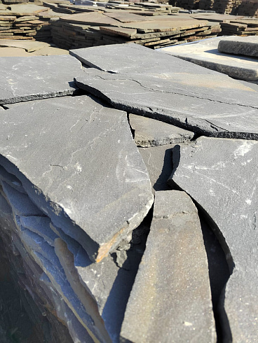 Kamenclub.ru: Песчаник пластушка светло-серый (2,0 см)  купить в Воронеже плитняк- ластушка светло-серый, серый рваный ландшафтный плитняк колотый 13800 руб/м3   фото КАМЕНЬ КЛУБ