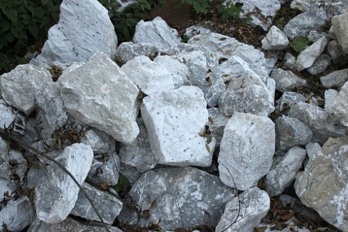 Kamenclub.ru: Мраморизированный известняк фр. 100-500 мм.  купить в Воронеже известняк серый белый темно-серый сероватый валун природного образования окатанный 10500 руб/т   фото КАМЕНЬ КЛУБ