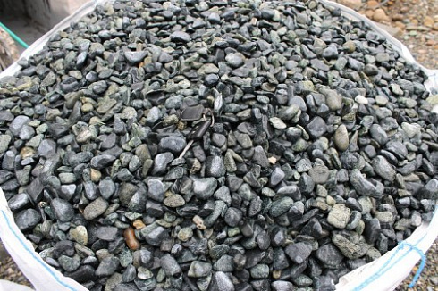 Kamenclub.ru: Щебень галтованный зеленый (змеевик) фр. 20-40 мм.  купить в Воронеже мрамор зеленый, салатовый оголтованный щебень мраморный 12500 руб/т   фото КАМЕНЬ КЛУБ