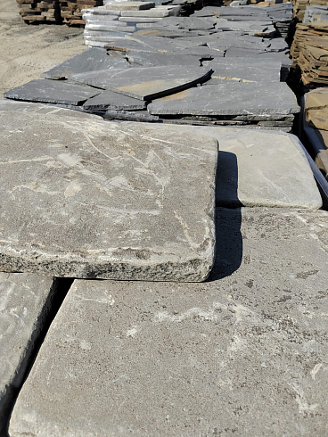 Kamenclub.ru: Песчаник пластушка галтованная светло-серая (3,0 см)  купить в Воронеже песчаник светло-серый, серый ландшафтный камень рваный колотый 21000 руб/м3   фото КАМЕНЬ КЛУБ