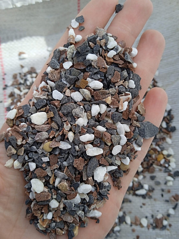 Kamenclub.ru: Мраморная крошка (щебень галтованный микс:: белый-черный) фр.5-10 мм  купить в Воронеже мрамор белый, черный, молочный, серый галтовка мраморная окатанная декоративная ландшафтная 15500 руб/т   фото КАМЕНЬ КЛУБ