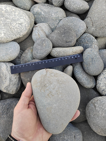 Kamenclub.ru: Галька речная плоская (ассорти) фр. 70-150 мм. купить  в Воронеже галька галечник серый белый темно-серый синий светло-серый плоская природная галька  9000 руб/т   фото КАМЕНЬ КЛУБ