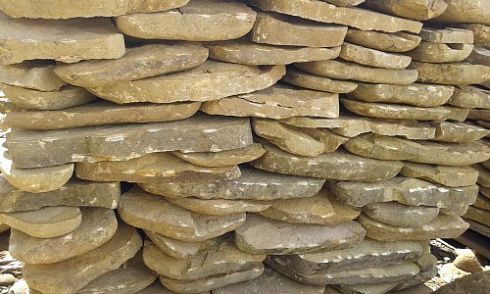 Kamenclub.ru: Песчаник колотый для облицовки (фр. 2-3 см)  купить в Воронеже песчаник бежевый серый рыжий песчаник строительный 5000 руб/т   фото КАМЕНЬ КЛУБ