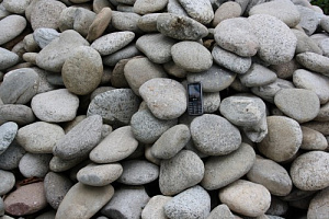 Kamenclub.ru: Галька речная плоская (бело-серая) фр. 100-200-300 мм. купить в Воронеже галька речная плоская серый, белый, бело-серый, серо-белый речная галька плоская  9000 руб/т   фото КАМЕНЬ КЛУБ