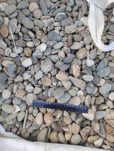 Kamenclub.ru: Галька речная окат (пестрая) фр. 20-40 мм. купить  в Воронеже галька речная пестрая, серая, серые оттенки галька речная окатанная округлая 5000 руб/т   фото КАМЕНЬ КЛУБ