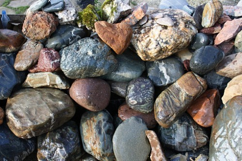 Kamenclub.ru: Ландшафтные валунчики фр.100-500 мм.  купить в Воронеже крупный природный камень серый, темно-серый, светло-серый речной валун крупный 4800 руб/т   фото КАМЕНЬ КЛУБ