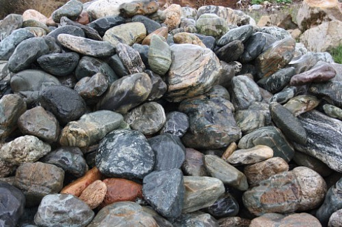 Kamenclub.ru: Ландшафтные валунчики фр.100-500 мм.  купить в Воронеже крупный природный камень серый, темно-серый, светло-серый речной валун крупный 4800 руб/т   фото КАМЕНЬ КЛУБ