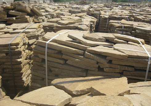 Kamenclub.ru: Песчаник пластушка желтый с рисунком (3 см)  купить в Воронеже песчаник желтый с рисунком, рыжий, желтый песчаник пластушка ландшафтная рваная 8 500 руб/м3   фото КАМЕНЬ КЛУБ