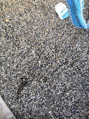 Kamenclub.ru: Галька речная окат (серая) фр.3-5 мм купить  в Воронеже галька речная серая бежевый темно-серый окатанный речной камень округлый 9500 руб/т   фото КАМЕНЬ КЛУБ