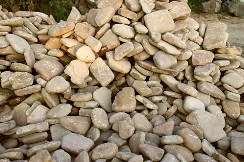 Kamenclub.ru: Песчаник для мощения дорожек, площадок, парковок ( фр 5-10 см)  купить в Воронеже песчаник  серый желтый коричневый рыжий песчаник оголтованный окатанный 6500 руб/т   фото КАМЕНЬ КЛУБ