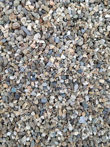 Kamenclub.ru: Галька речная окат (серая) фр.3-5 мм купить  в Воронеже галька речная серая бежевый темно-серый окатанный речной камень округлый 9500 руб/т   фото КАМЕНЬ КЛУБ